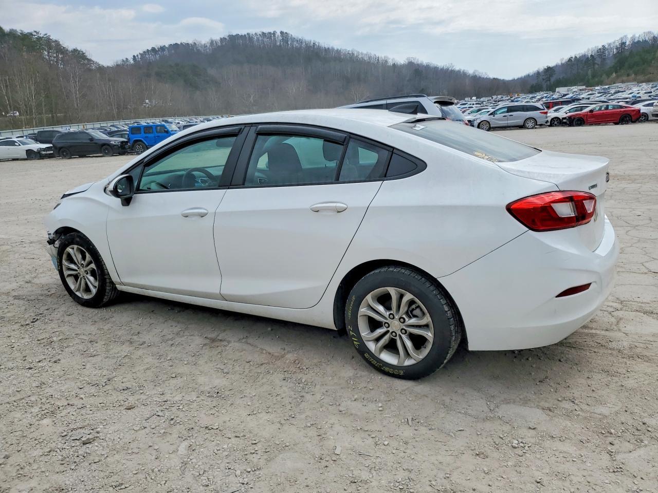 2019 Chevrolet Cruze Ls - Фото 2