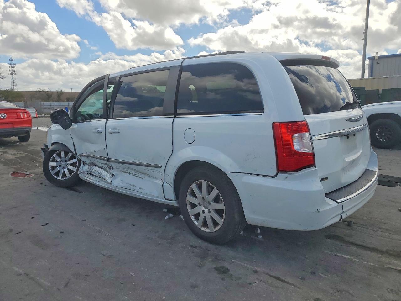 2016 Chrysler Town & Country Touring - Image 2