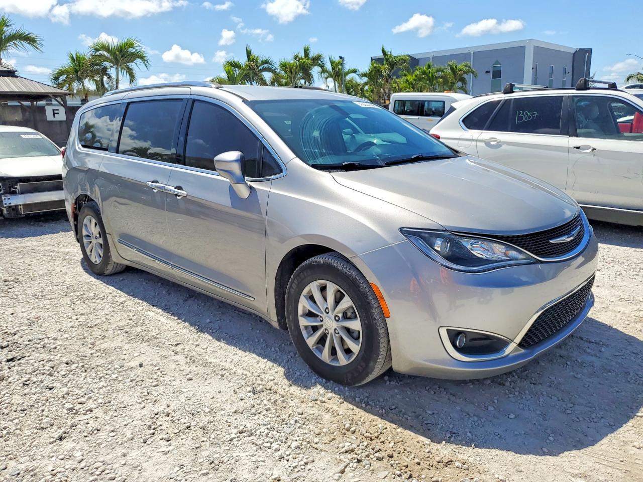 2018 Chrysler Pacifica Touring L - Image 4