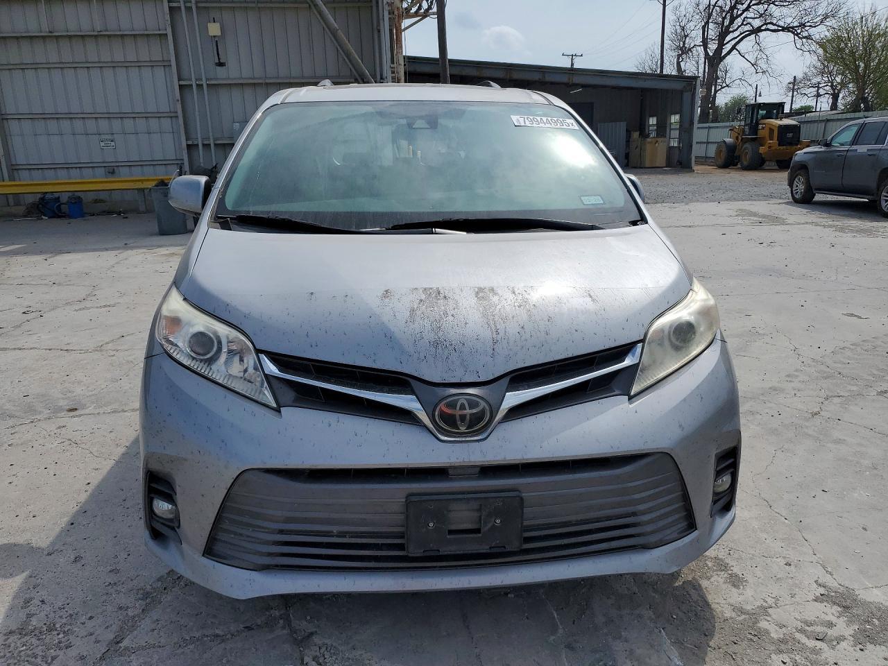 2018 Toyota Sienna Xle Premium 8-Passenger - Image 5