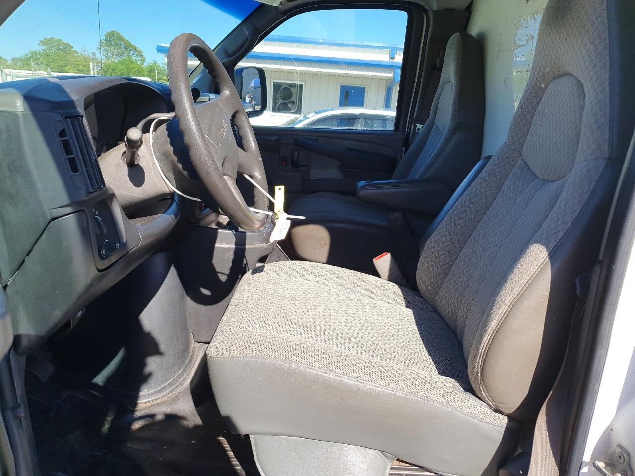 2005 GMC Savana Box Truck - Фото 7