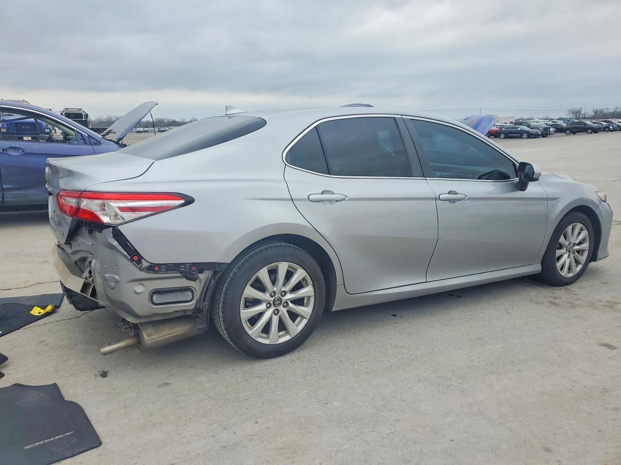 2019 Toyota Camry Le - Фото 3