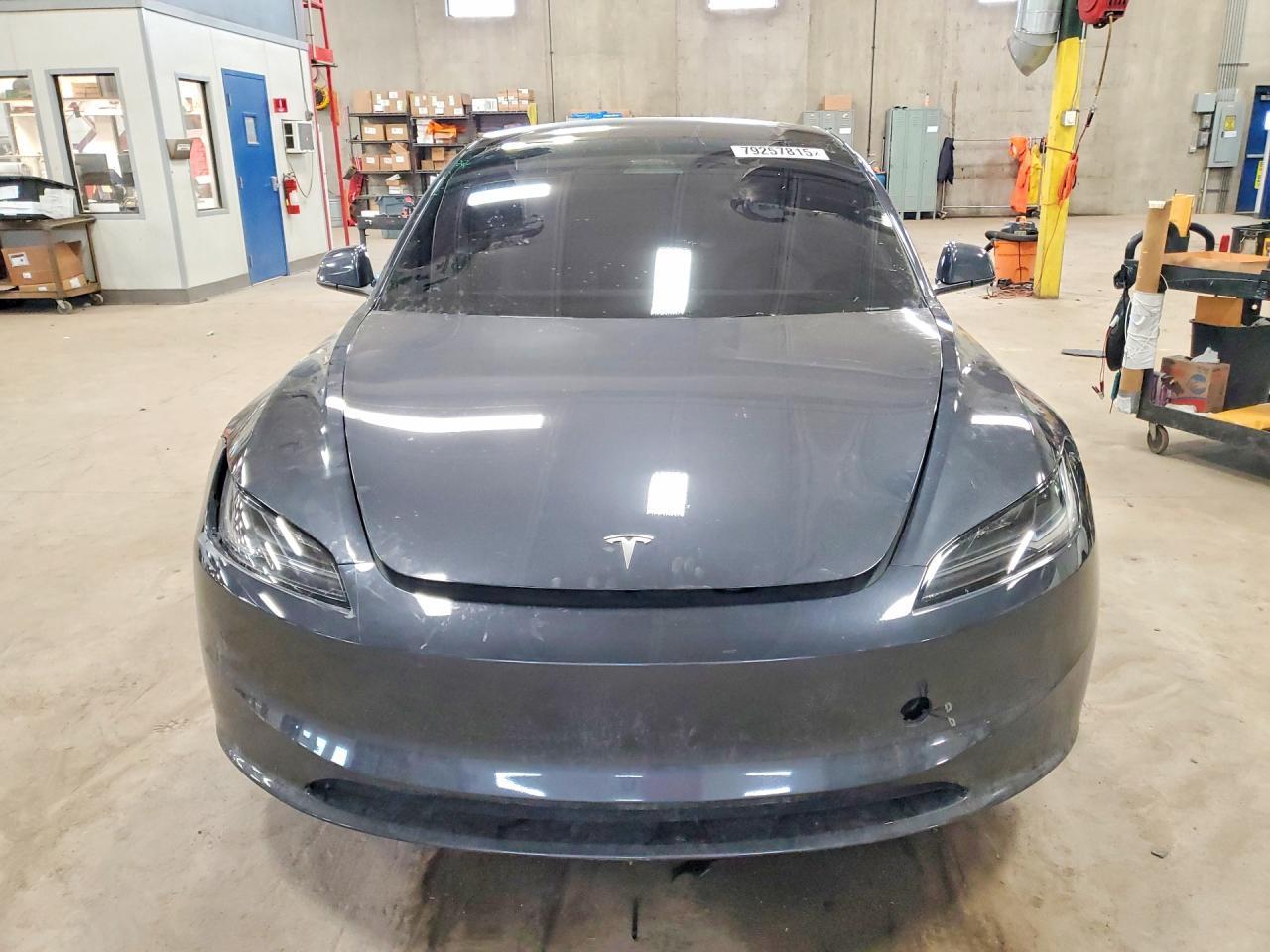 2025 Tesla Model 3 - Фото 5