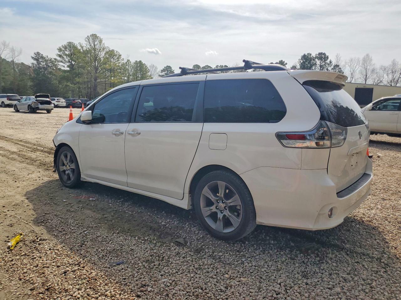 2016 Toyota Sienna Se 8-Passenger - Image 2