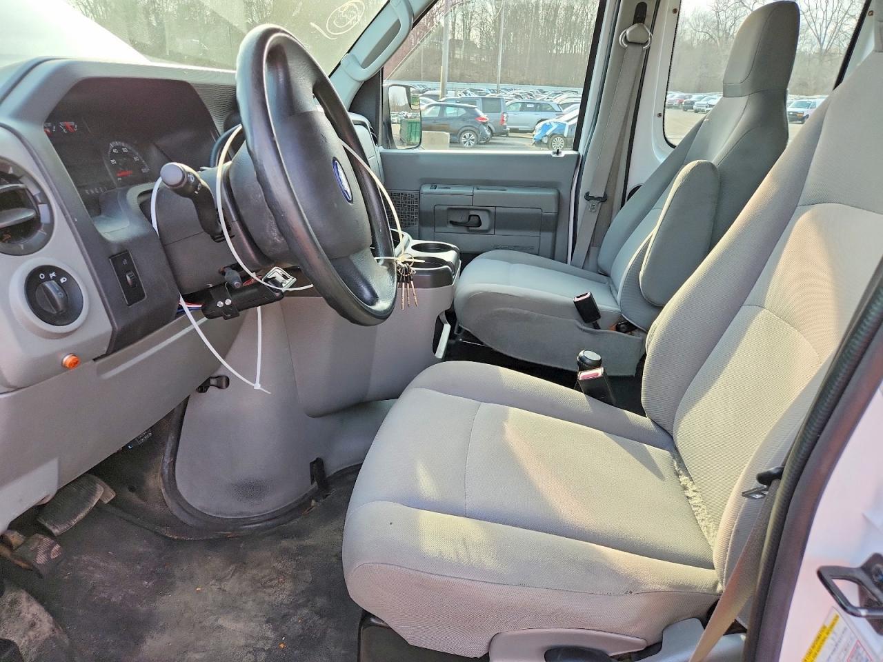 2012 Ford Econoline E350 Super Duty Wagon - Фото 7