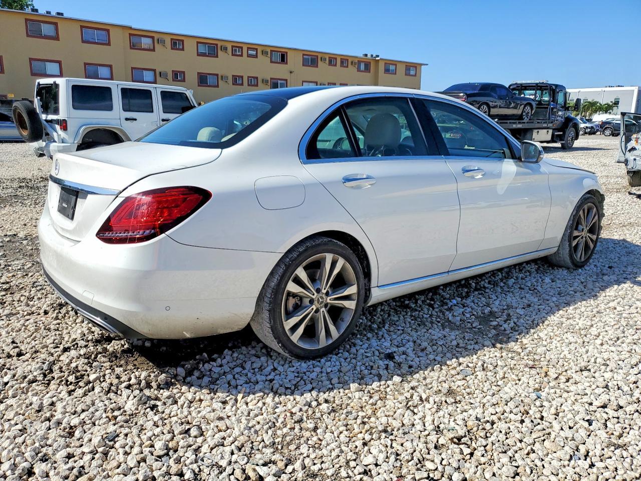 2020 Mercedes-Benz C 300 - Фото 3