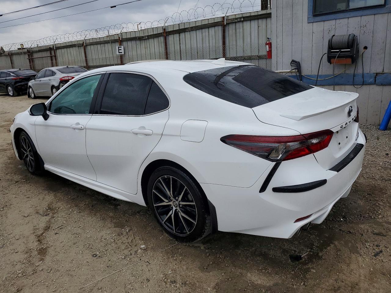 2022 Toyota Camry Hybrid Se - Фото 2