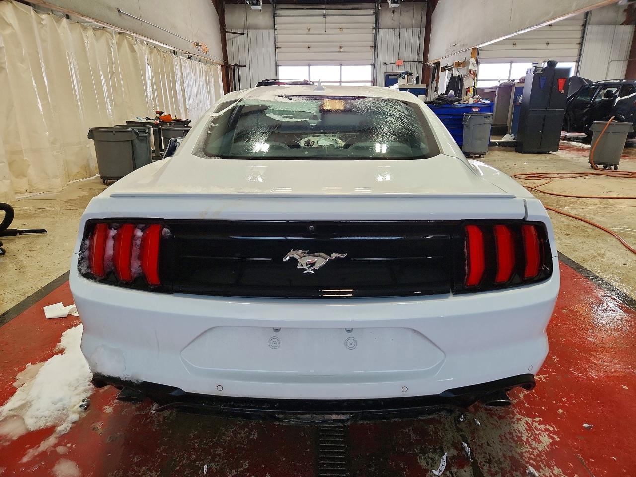 2022 Ford Mustang - Фото 6