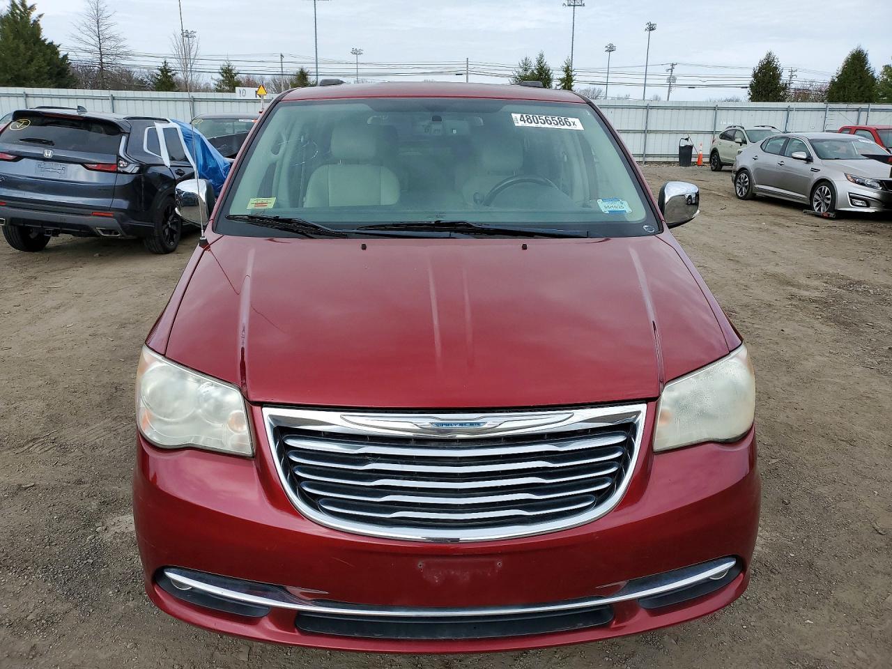2013 Chrysler Town & Country Touring L - Фото 5