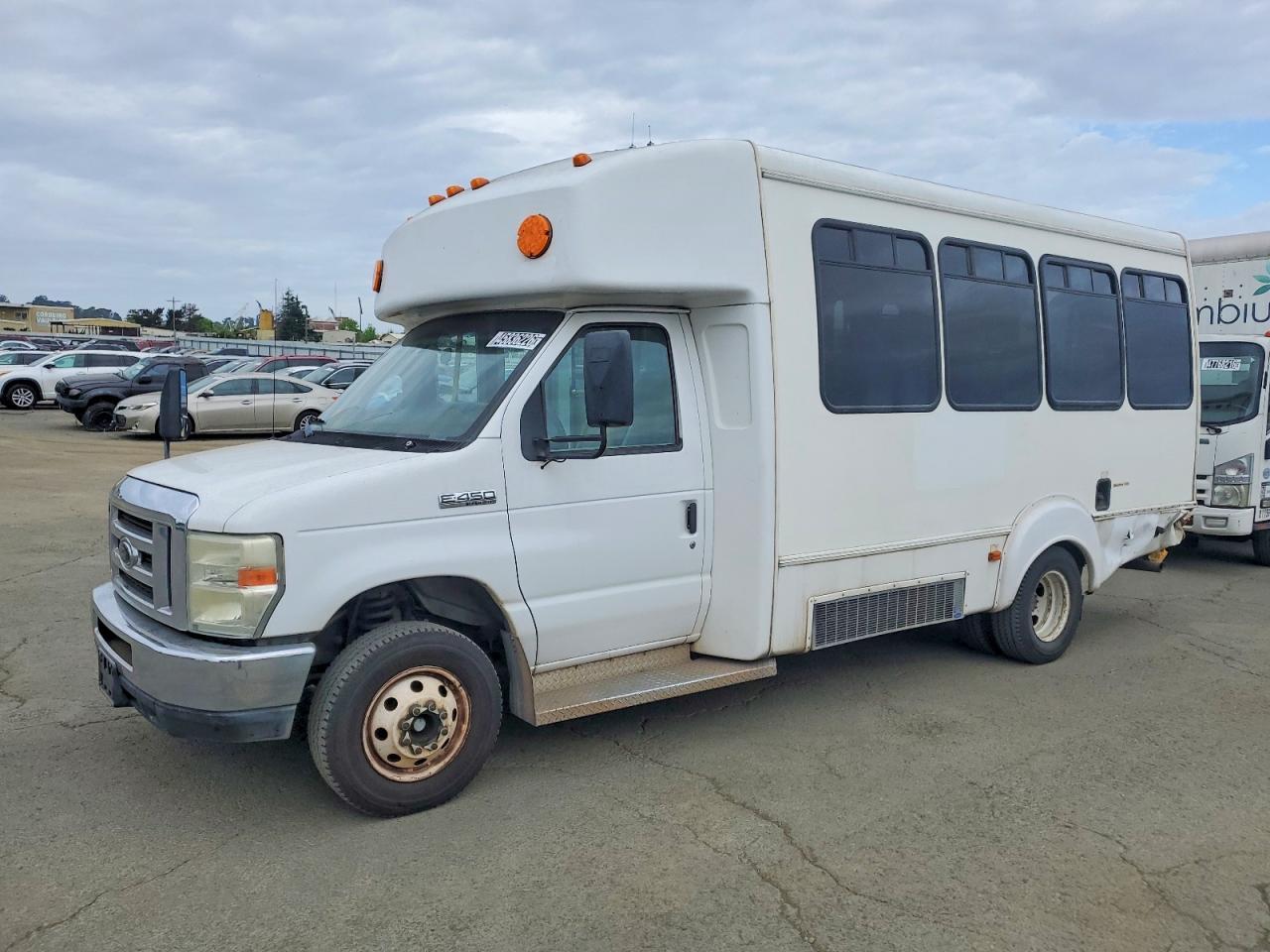 2009 Ford E450 Shuttle Bus - Фото 2