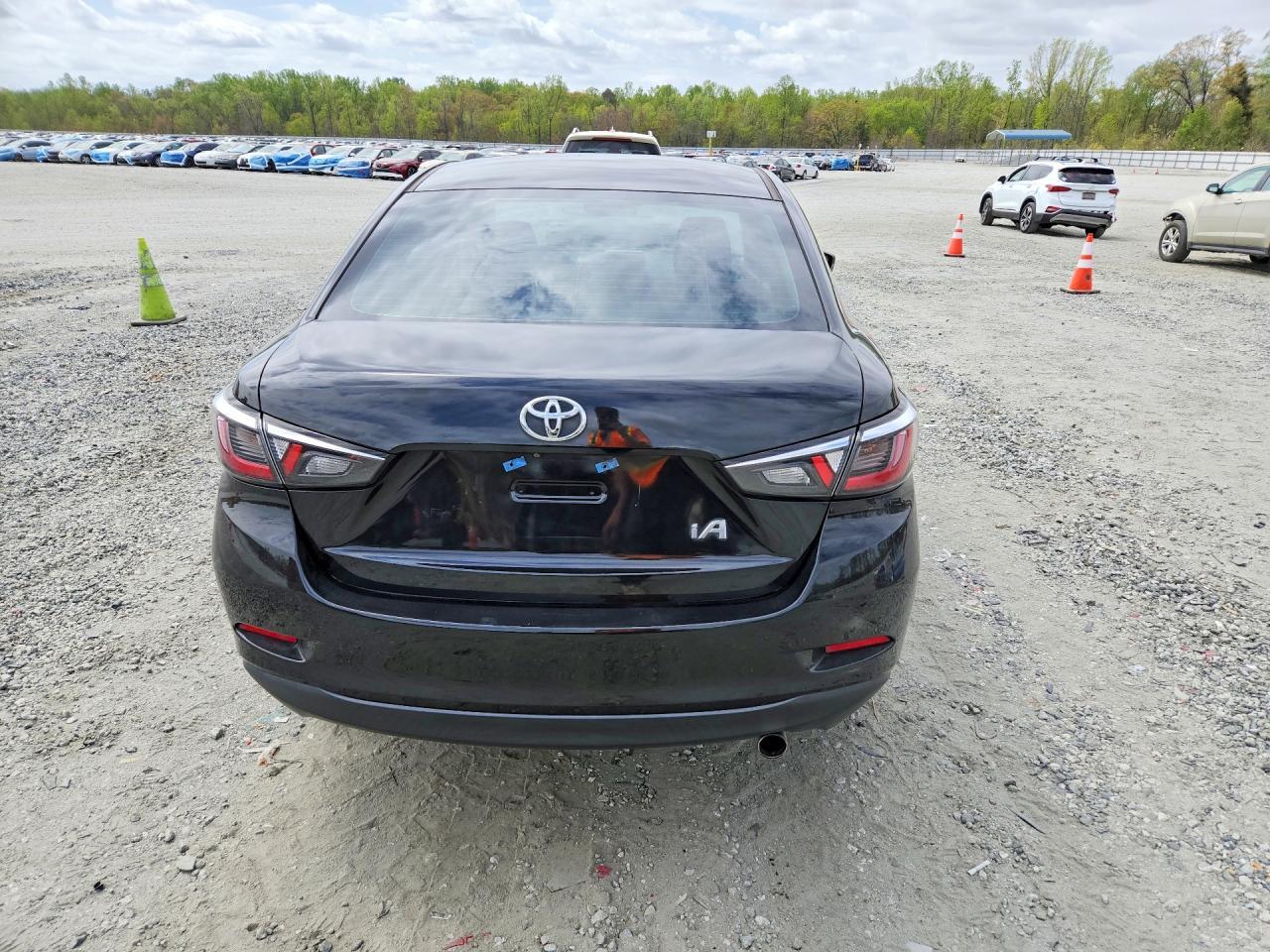 2017 Toyota Yaris Ia Base - Фото 6