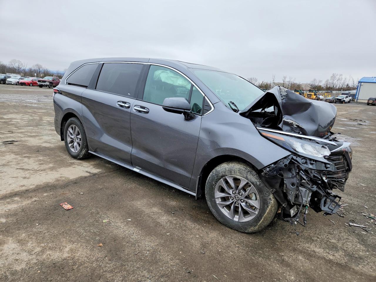 2025 Toyota Sienna Xle 7-Passenger - Image 4