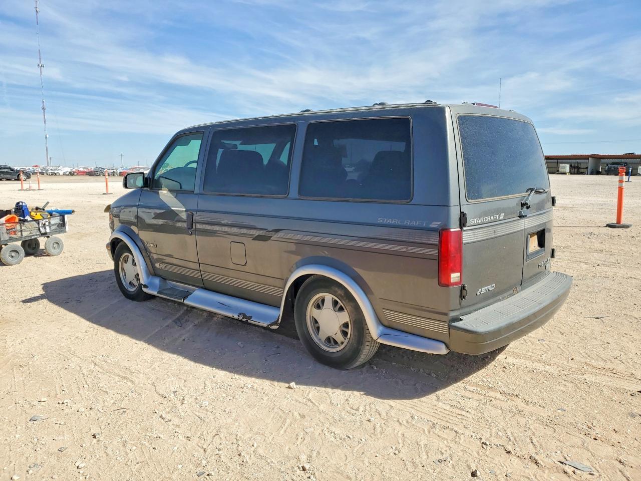 2000 Chevrolet Astro - Фото 2