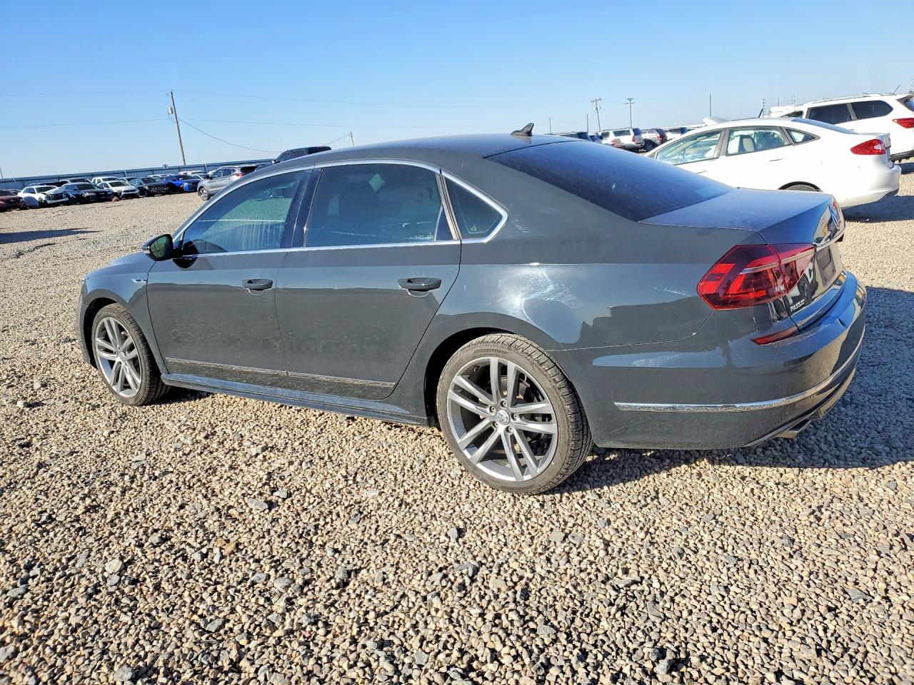 2017 Volkswagen Passat R-Line - Фото 2