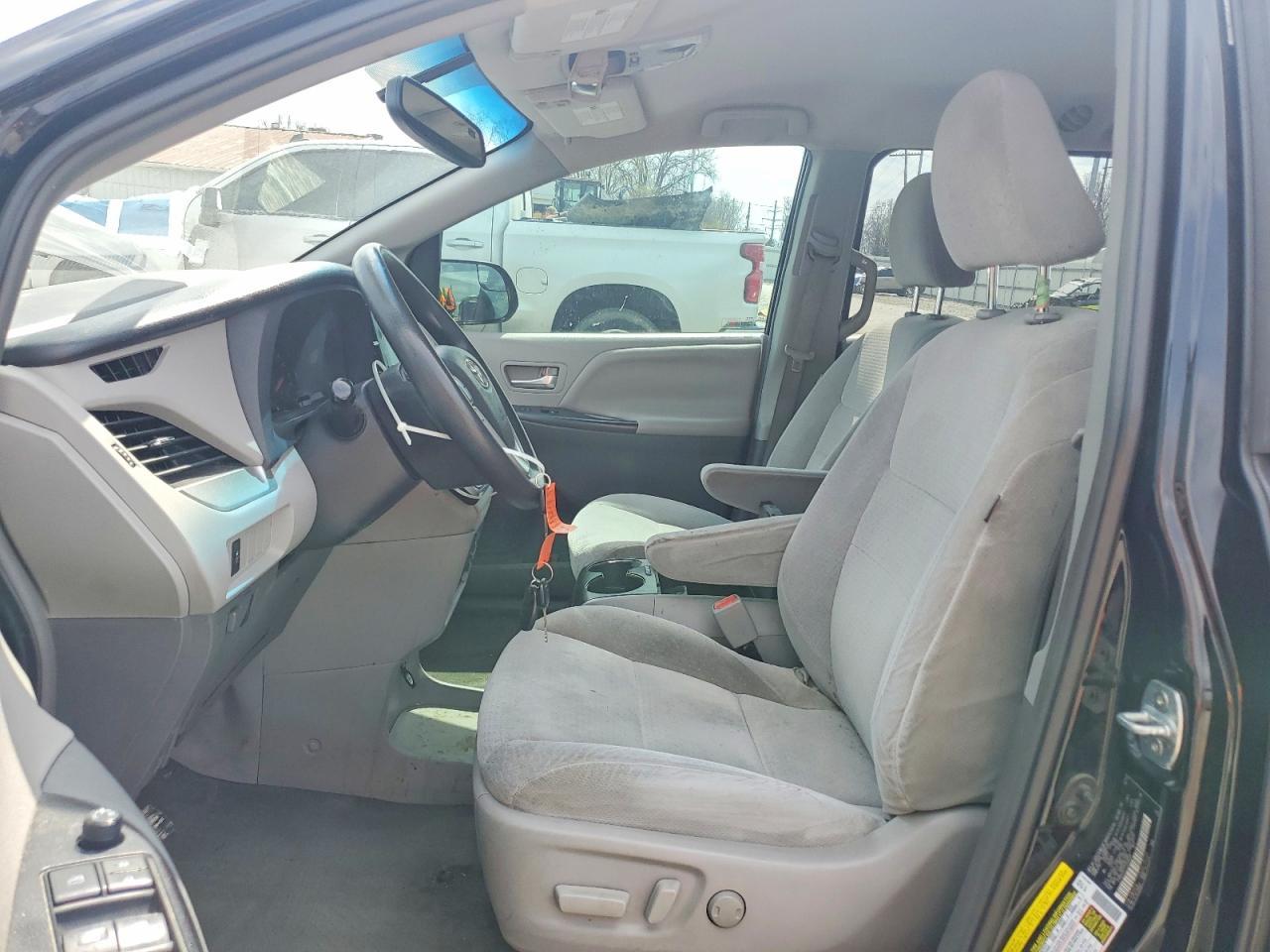 2015 Toyota Sienna Le 8-Passenger - Фото 7