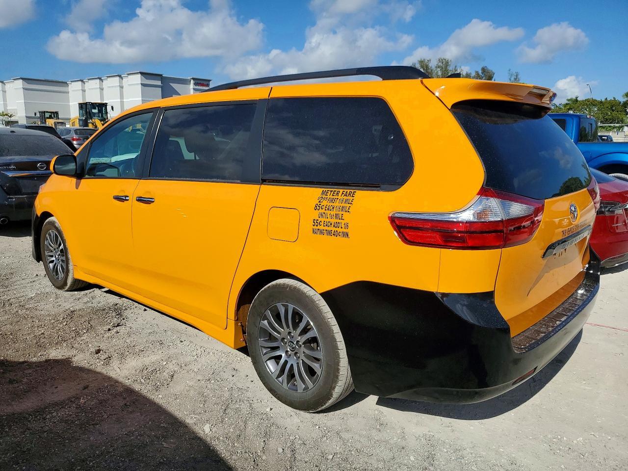 2019 Toyota Sienna Xle 8-Passenger - Image 2