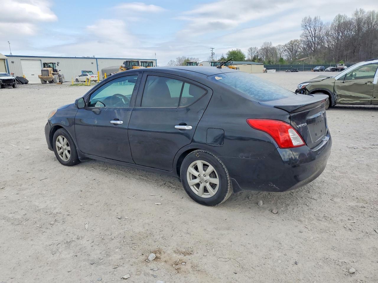 2014 Nissan Versa 1.6 S - Image 3
