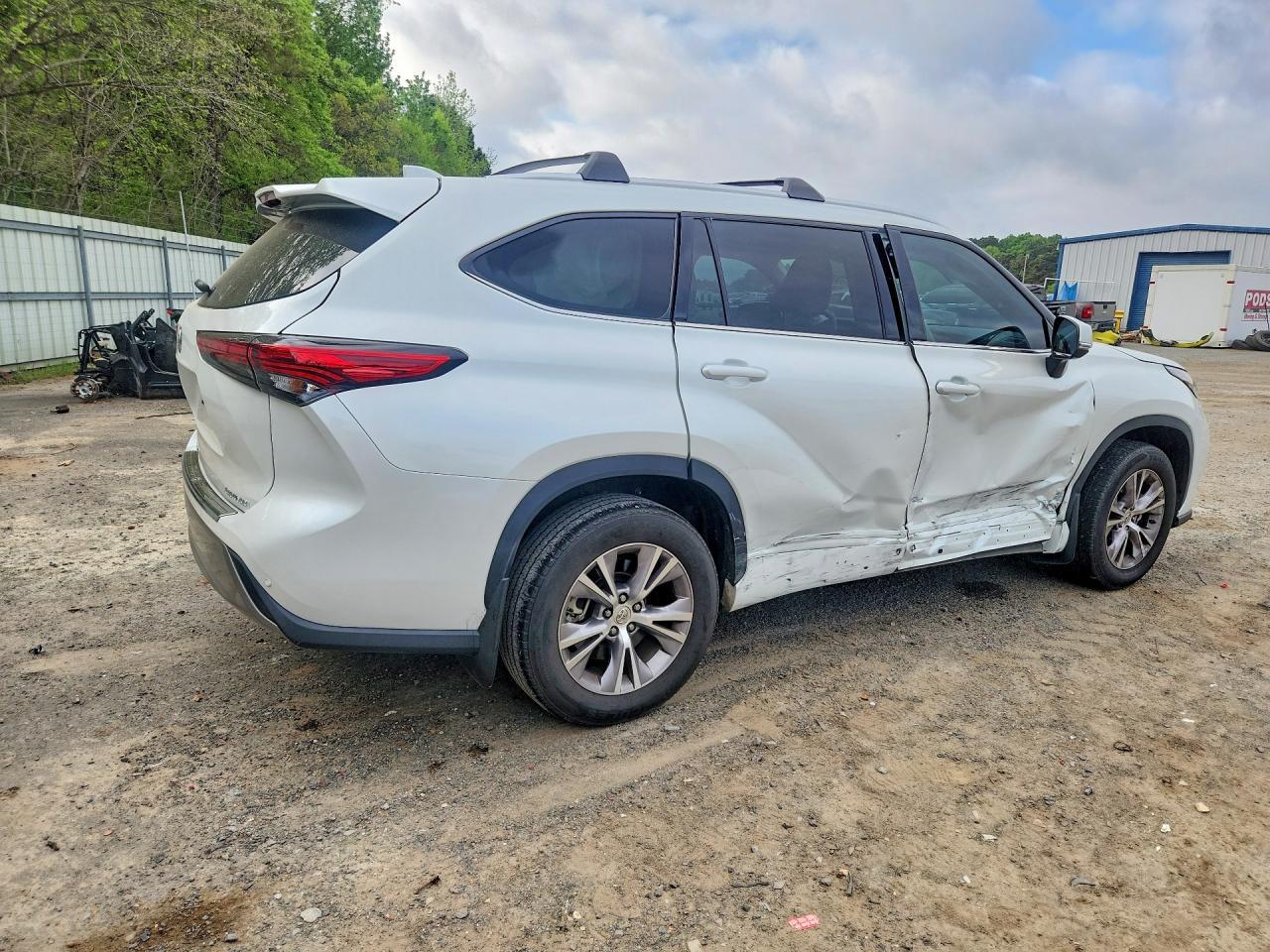 2022 Toyota Highlander Platinum - Image 3
