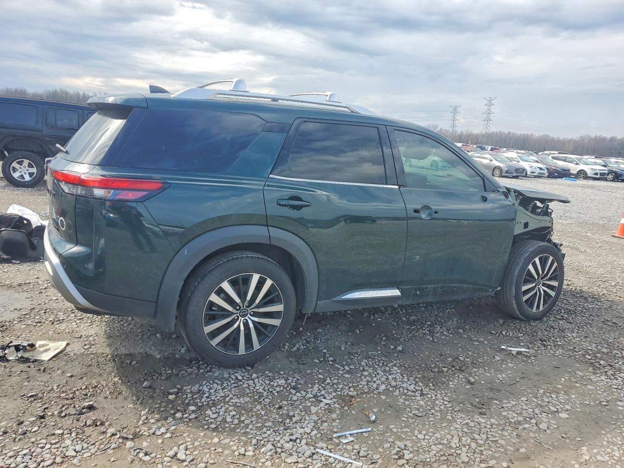 2023 Nissan Pathfinder Platinum - Image 3