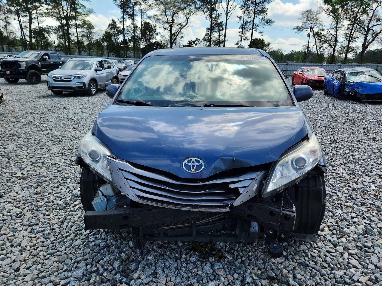 2015 Toyota Sienna Xle 8-Passenger - Фото 5