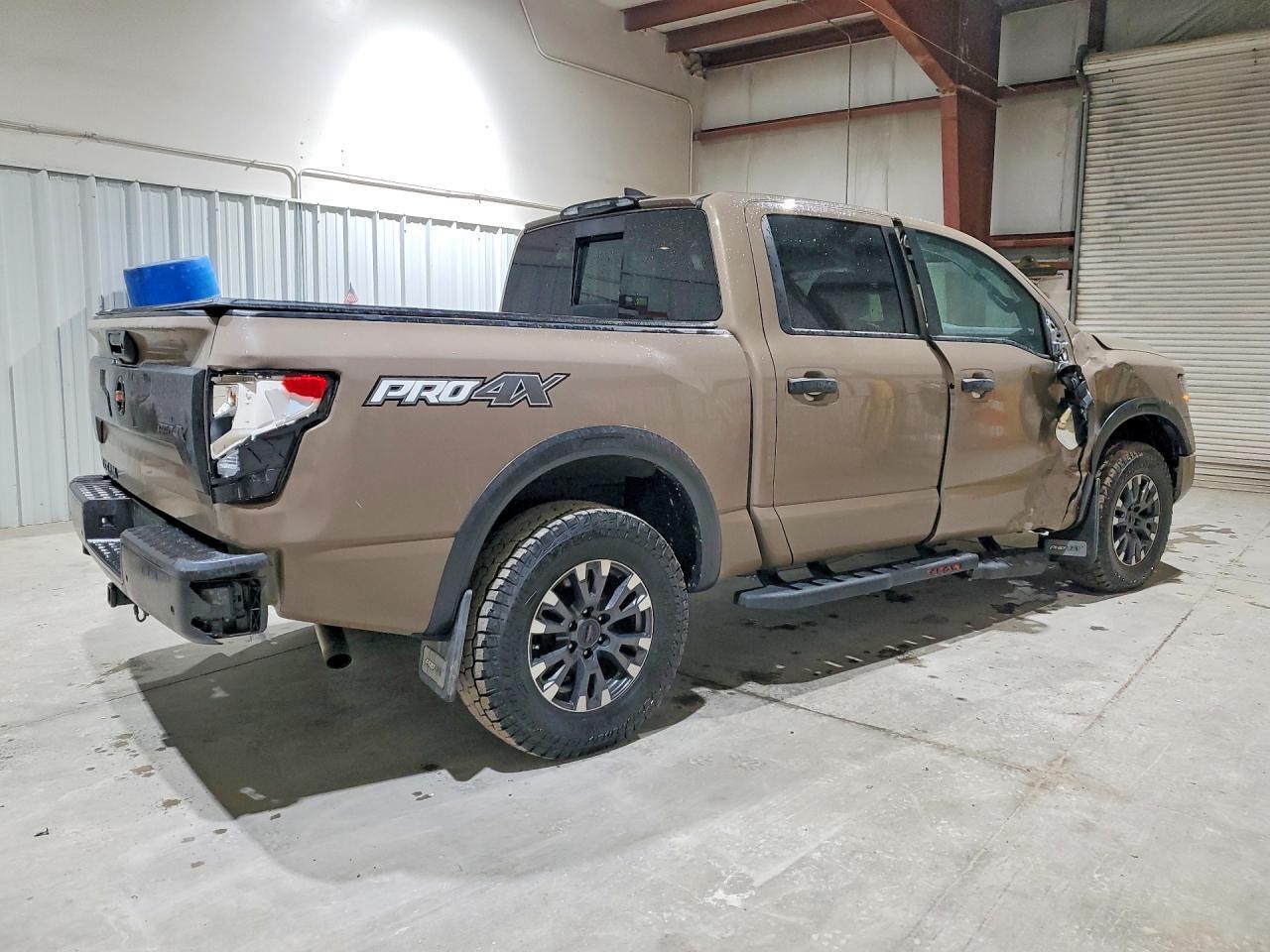 2022 Nissan Titan Pro-4X - Фото 3