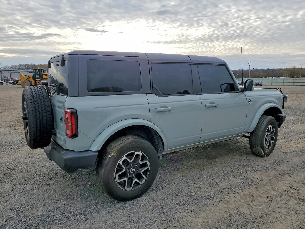 2024 Ford Bronco Outer Banks - Image 3