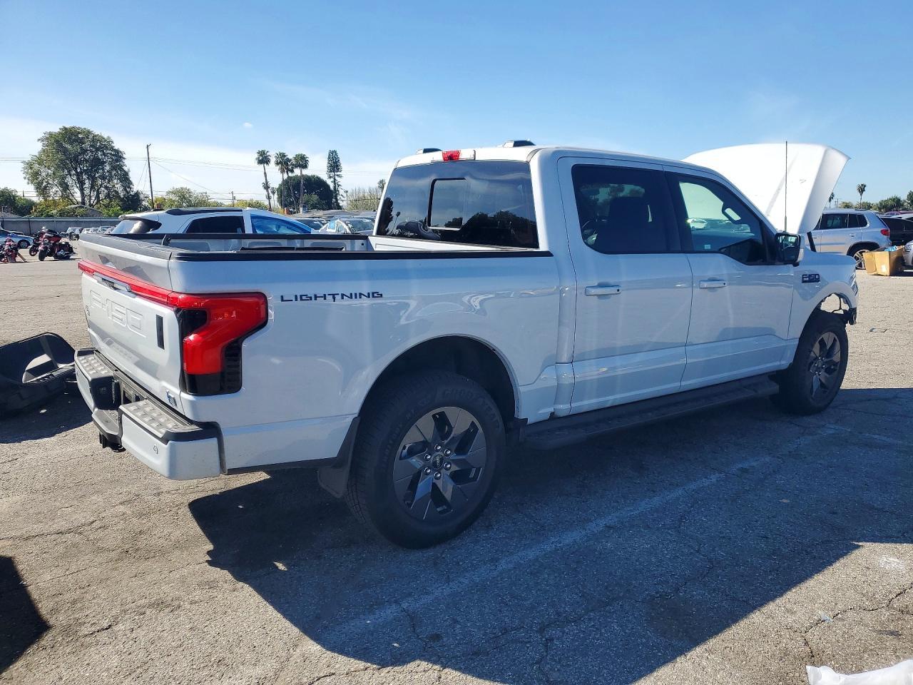 2025 Ford F150 Lightning Lariat - Фото 3