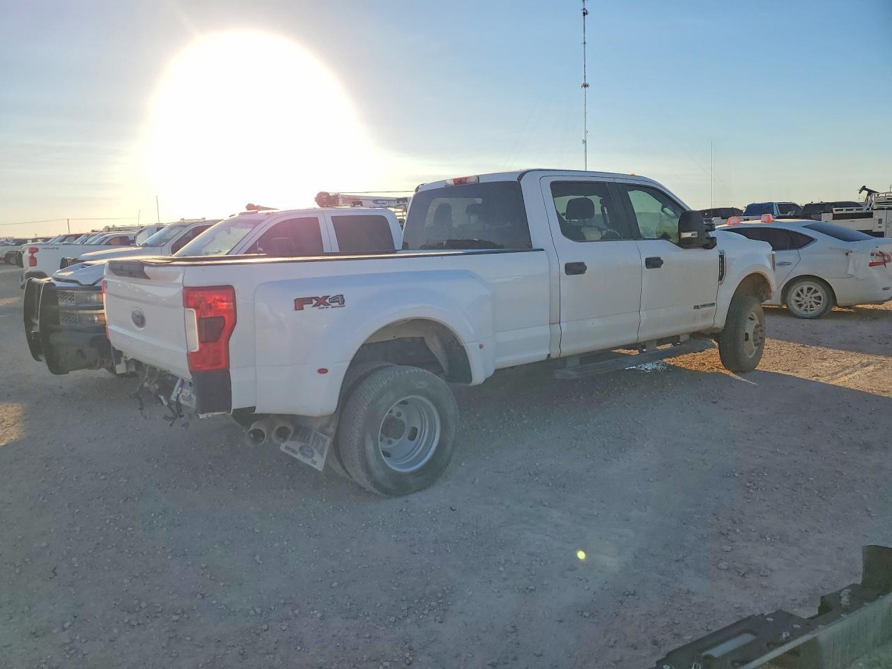 2019 Ford F350 Super Duty - Фото 3