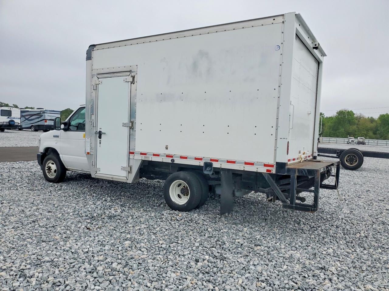 2021 Ford Econoline E350 Super Duty Cutaway Van - Фото 2