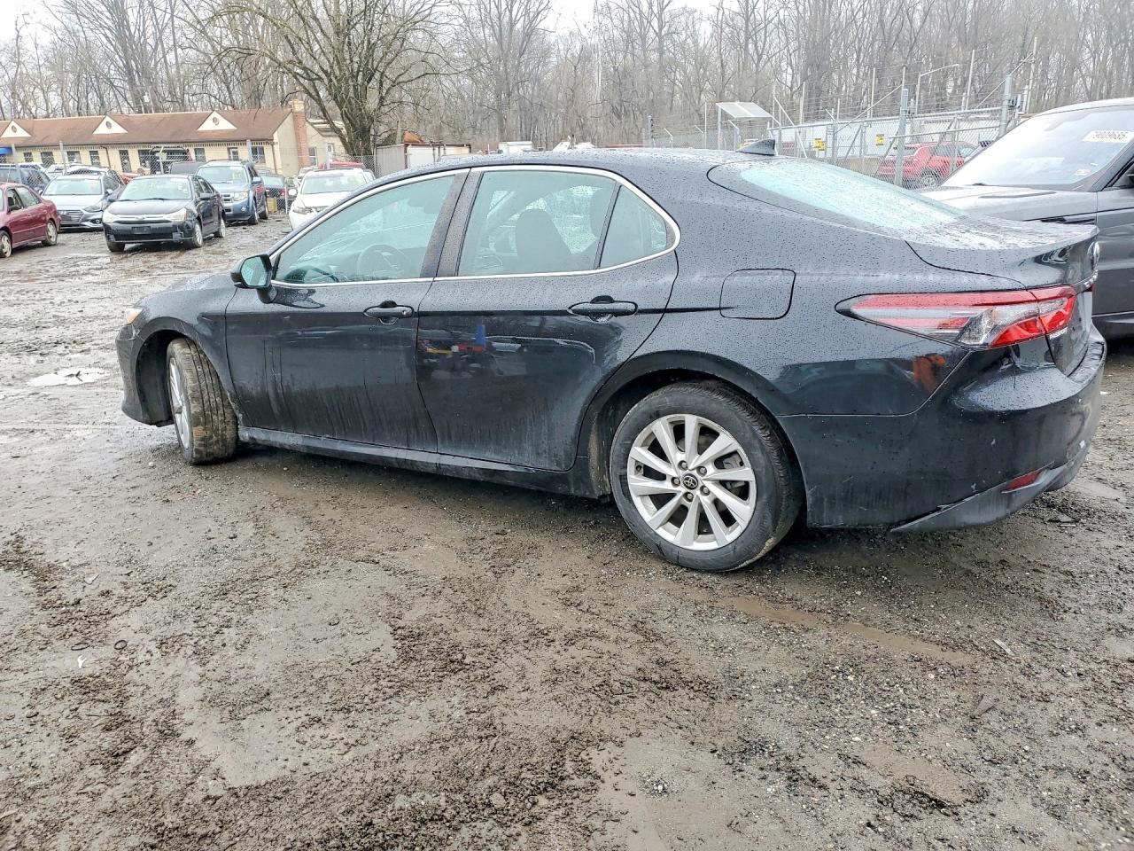 2022 Toyota Camry - Фото 2