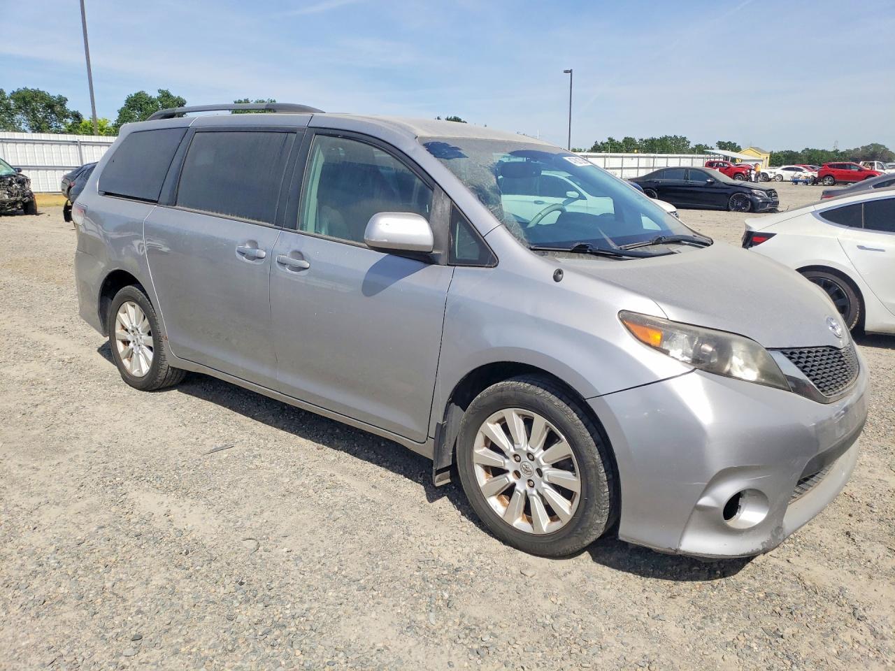 2012 Toyota Sienna Le 7-Passenger - Image 4