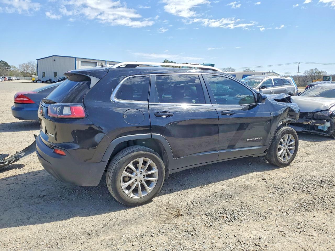 2019 Jeep Cherokee Latitude - Image 3