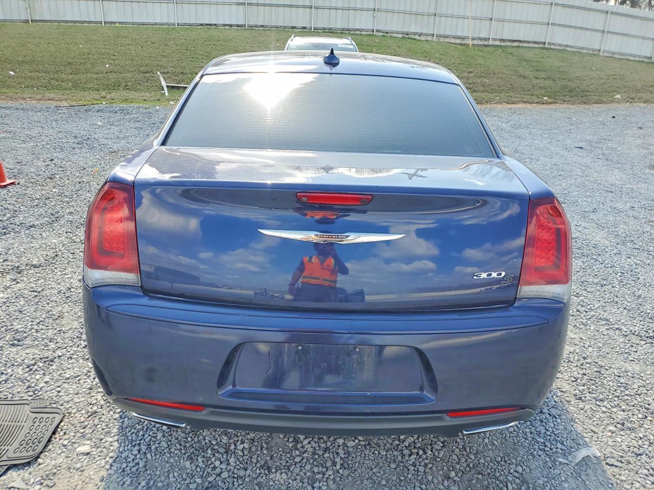 2015 Chrysler 300 S - Image 6