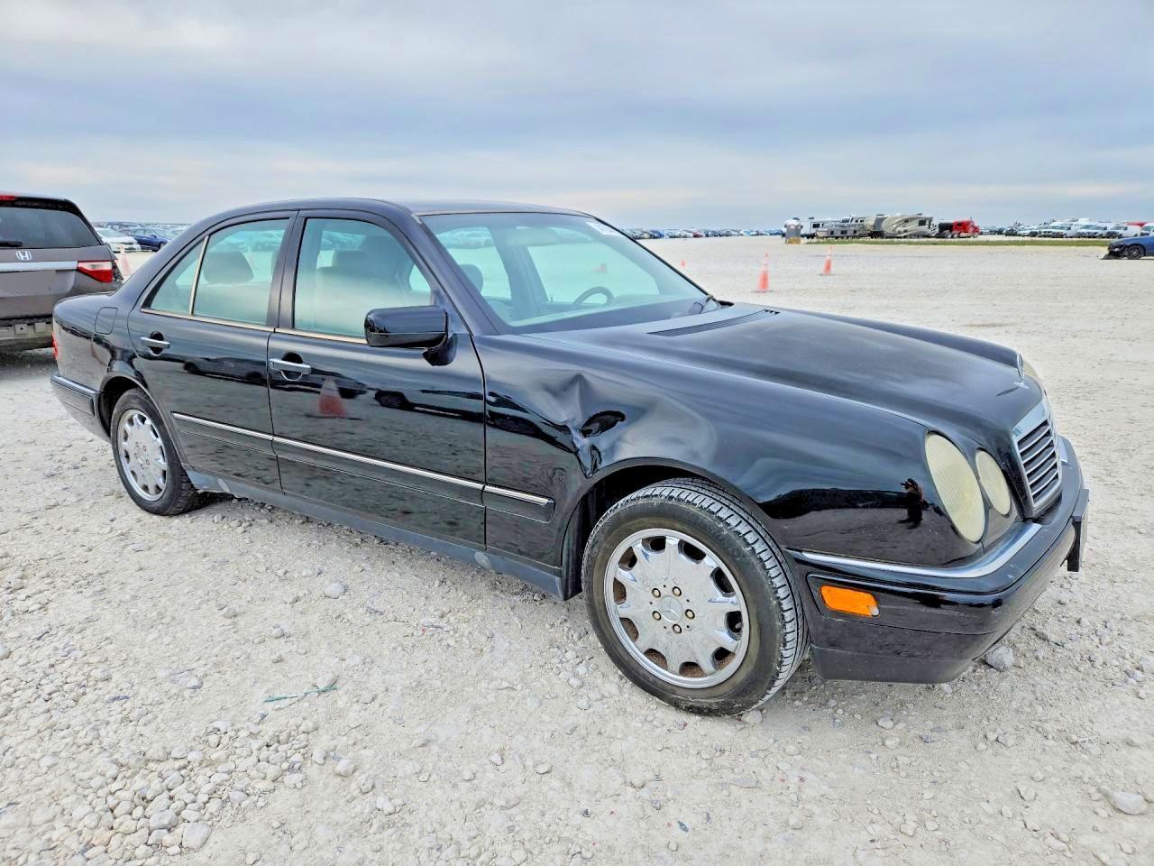 1998 Mercedes Benz E - Image 4