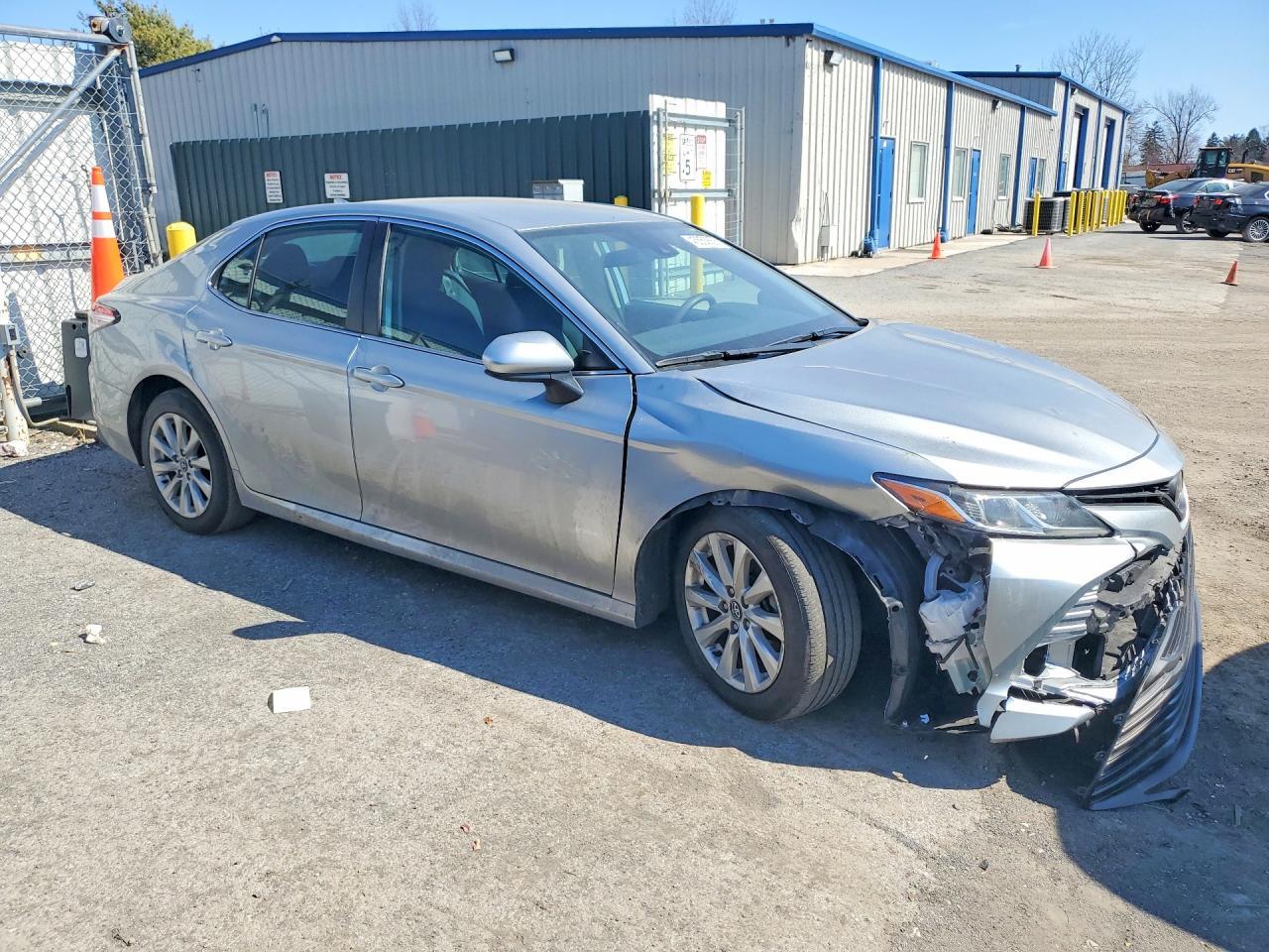 2020 Toyota Camry Le - Фото 4
