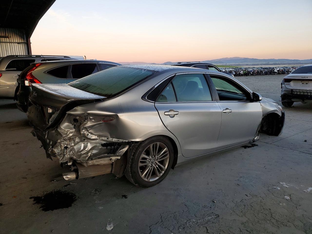 2017 Toyota Camry Se - Фото 3