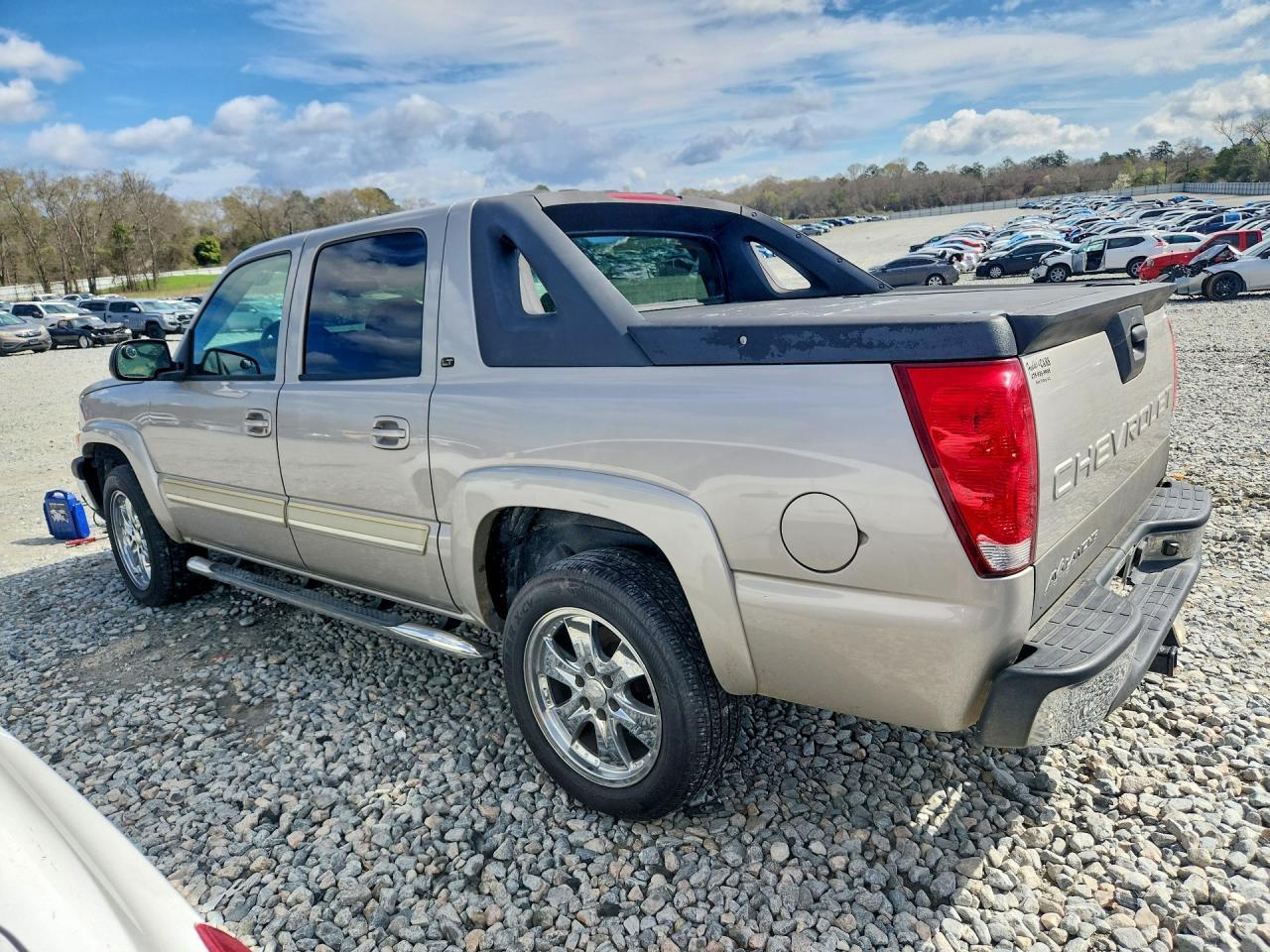 2005 Chevrolet Avalanche C1500 - Image 2