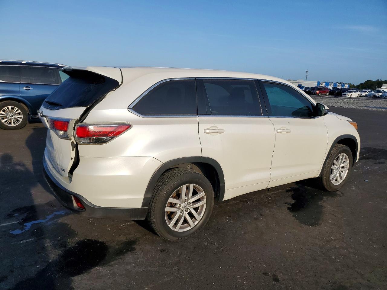2015 Toyota Highlander Le - Image 3