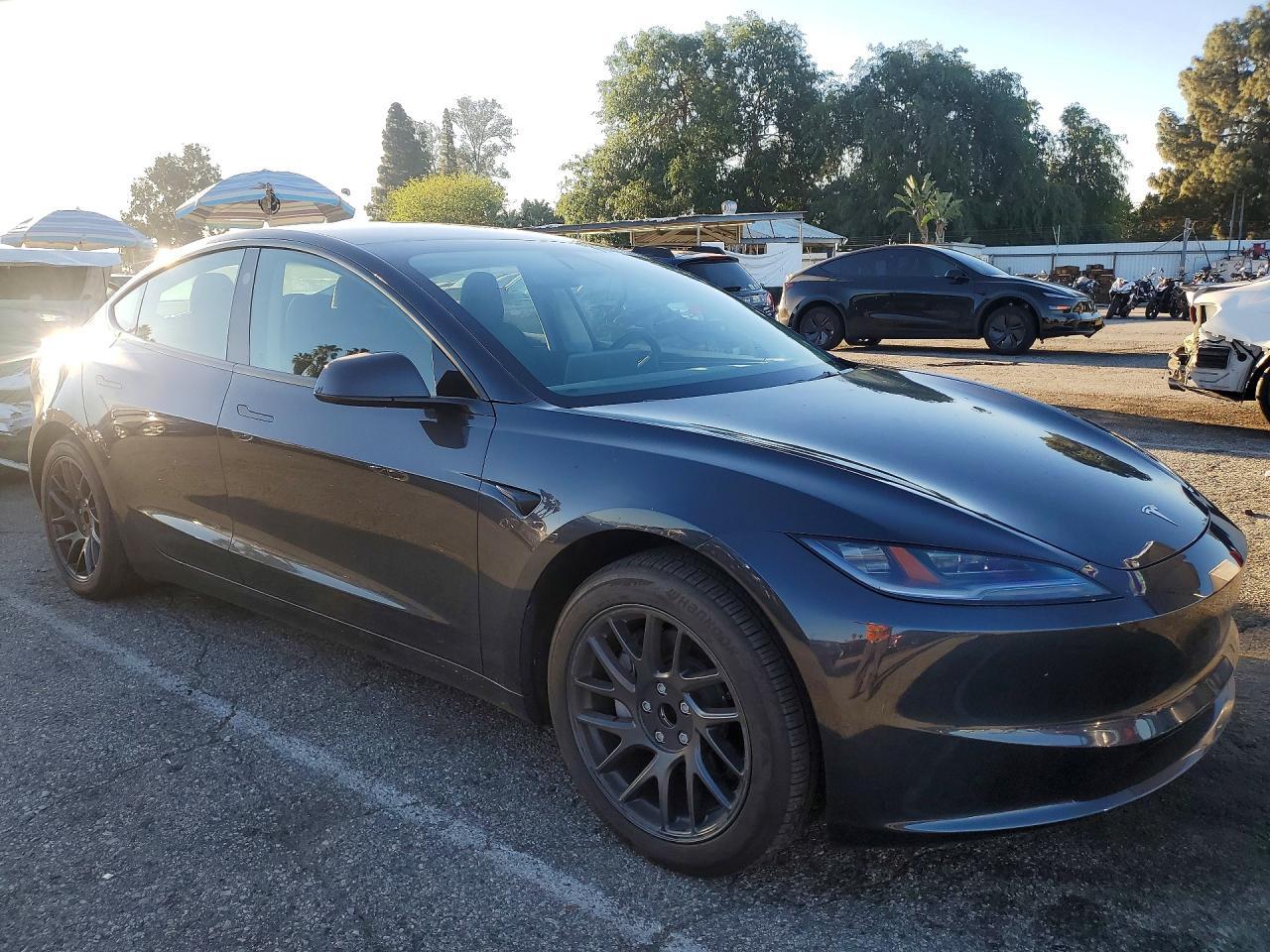 2025 Tesla Model 3 - Фото 4