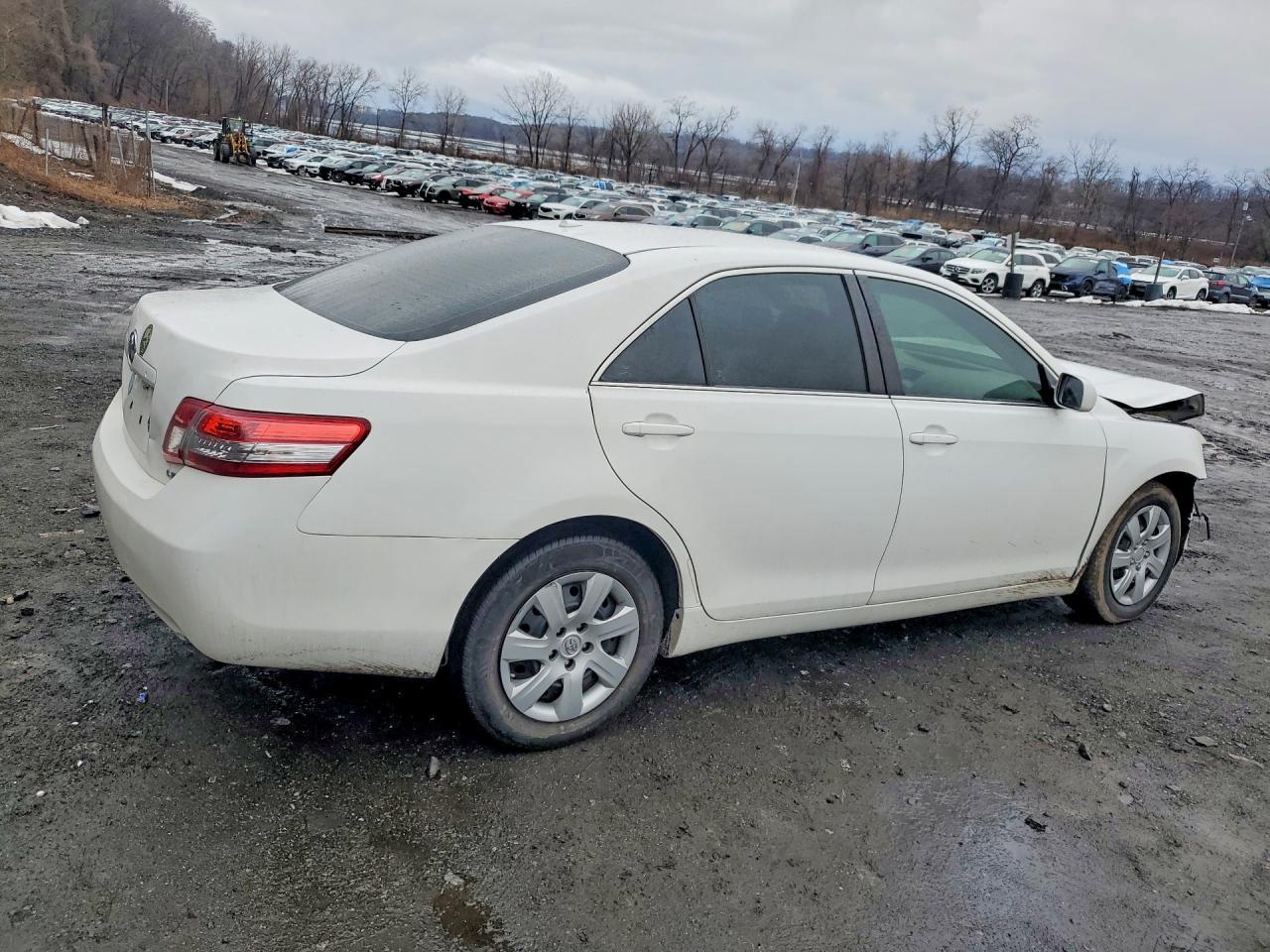 2011 Toyota Camry Le - Фото 3