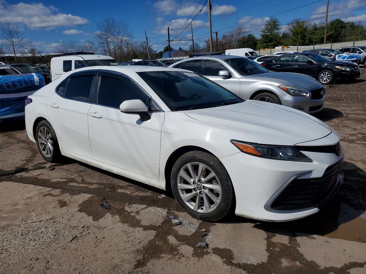 2021 Toyota Camry Le - Фото 4