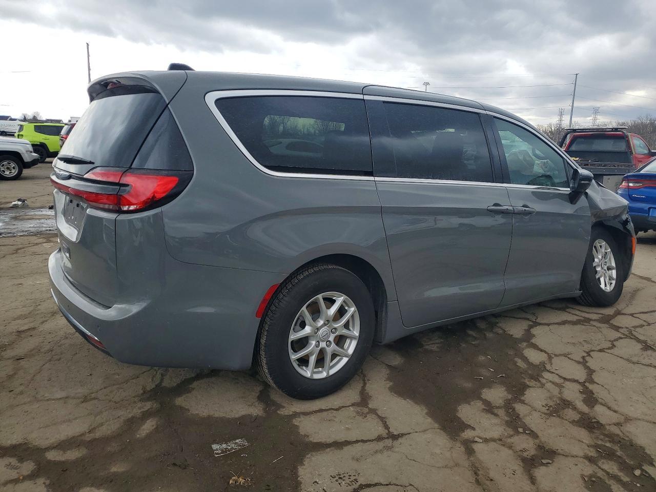 2025 Chrysler Pacifica Select - Image 3