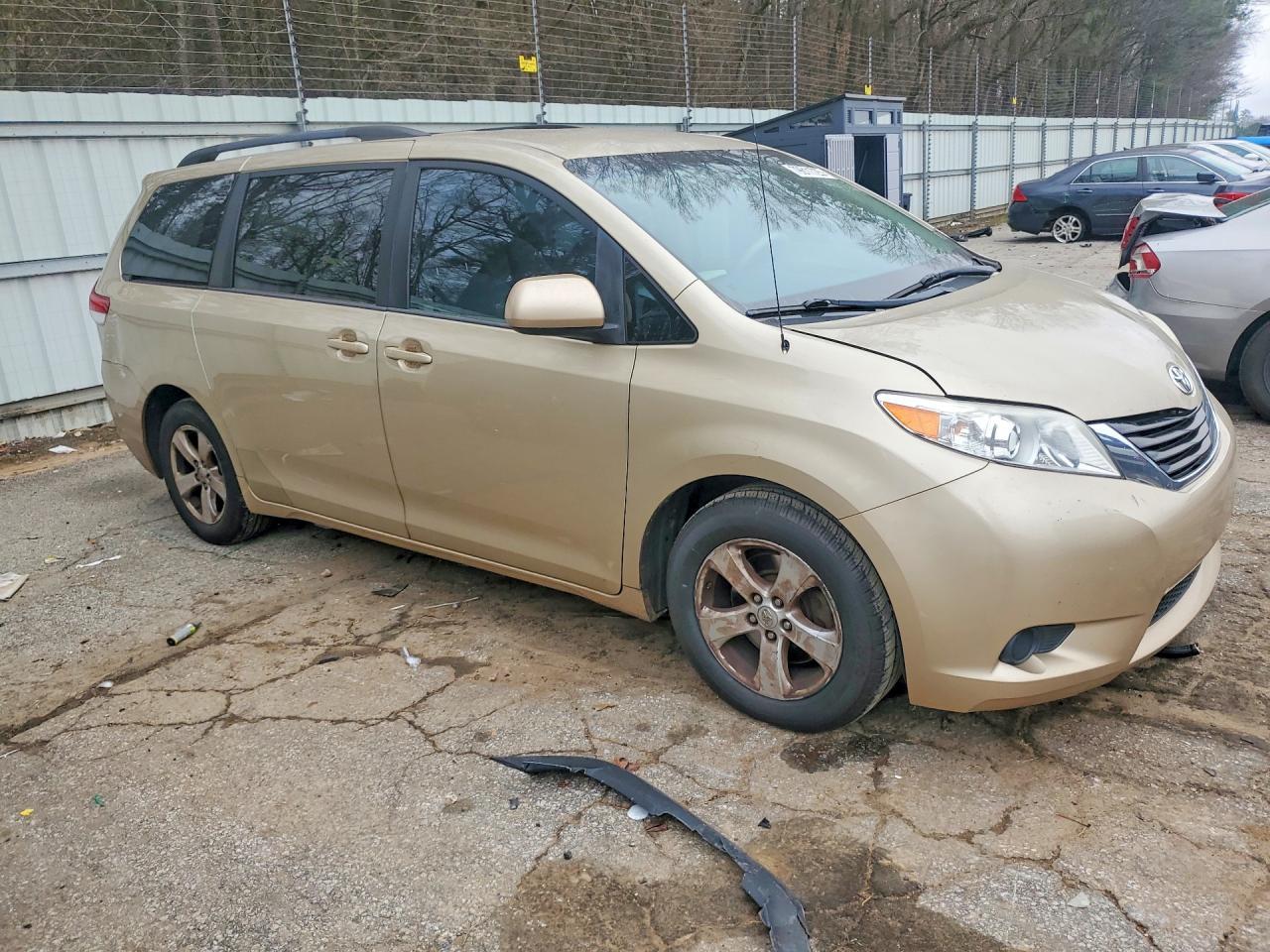 2014 Toyota Sienna Le 8-Passenger - Фото 4