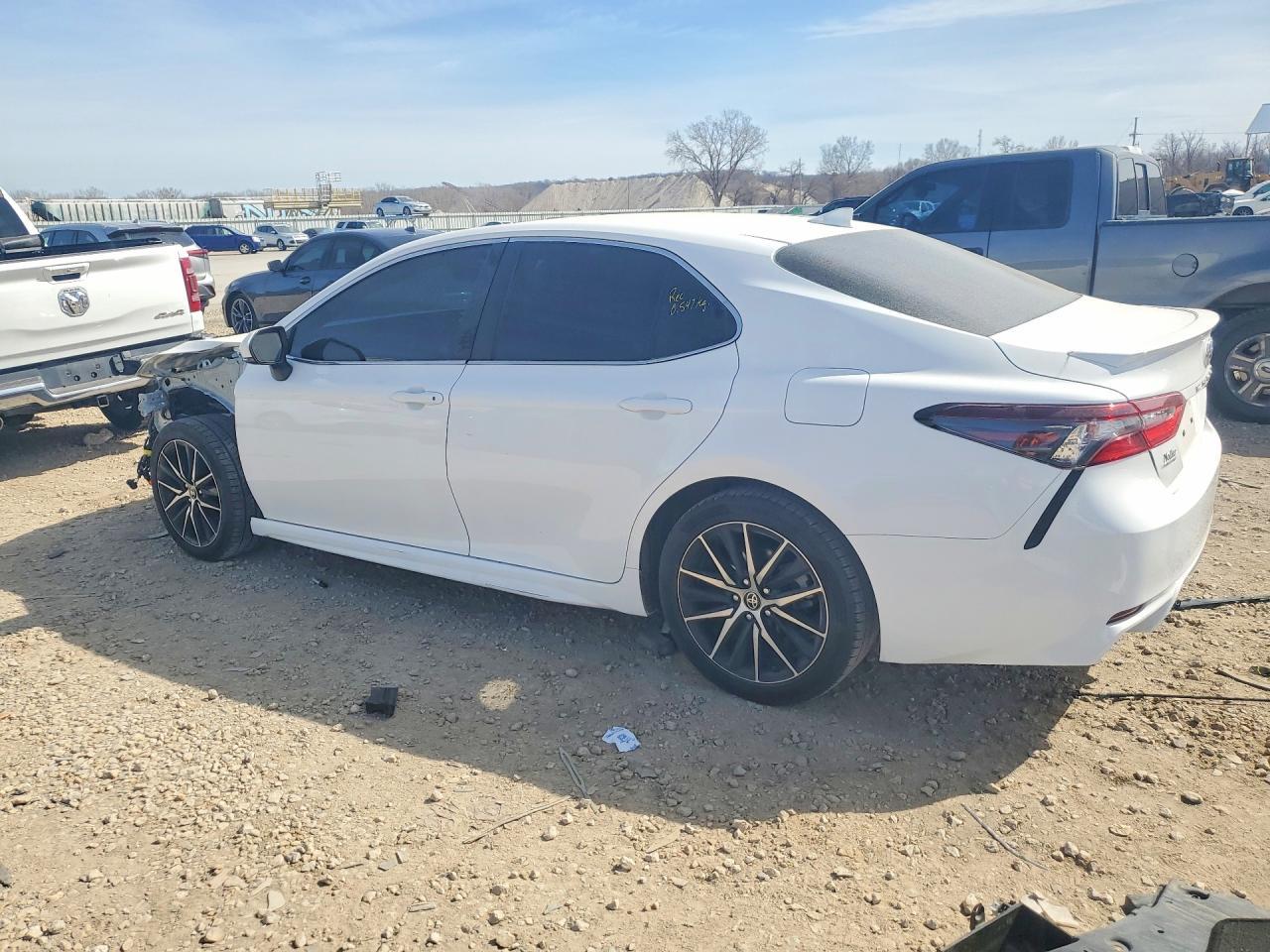2024 Toyota Camry Se - Фото 2