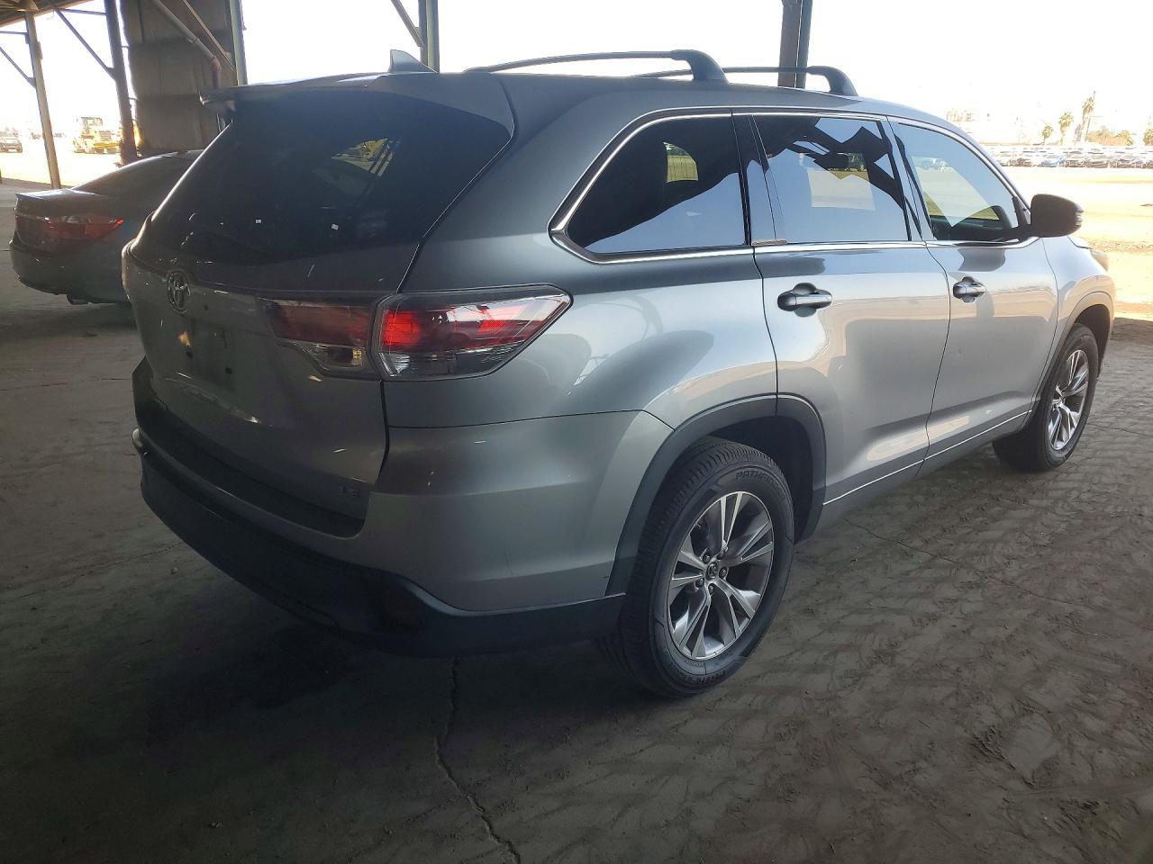 2016 Toyota Highlander Le Plus - Image 3