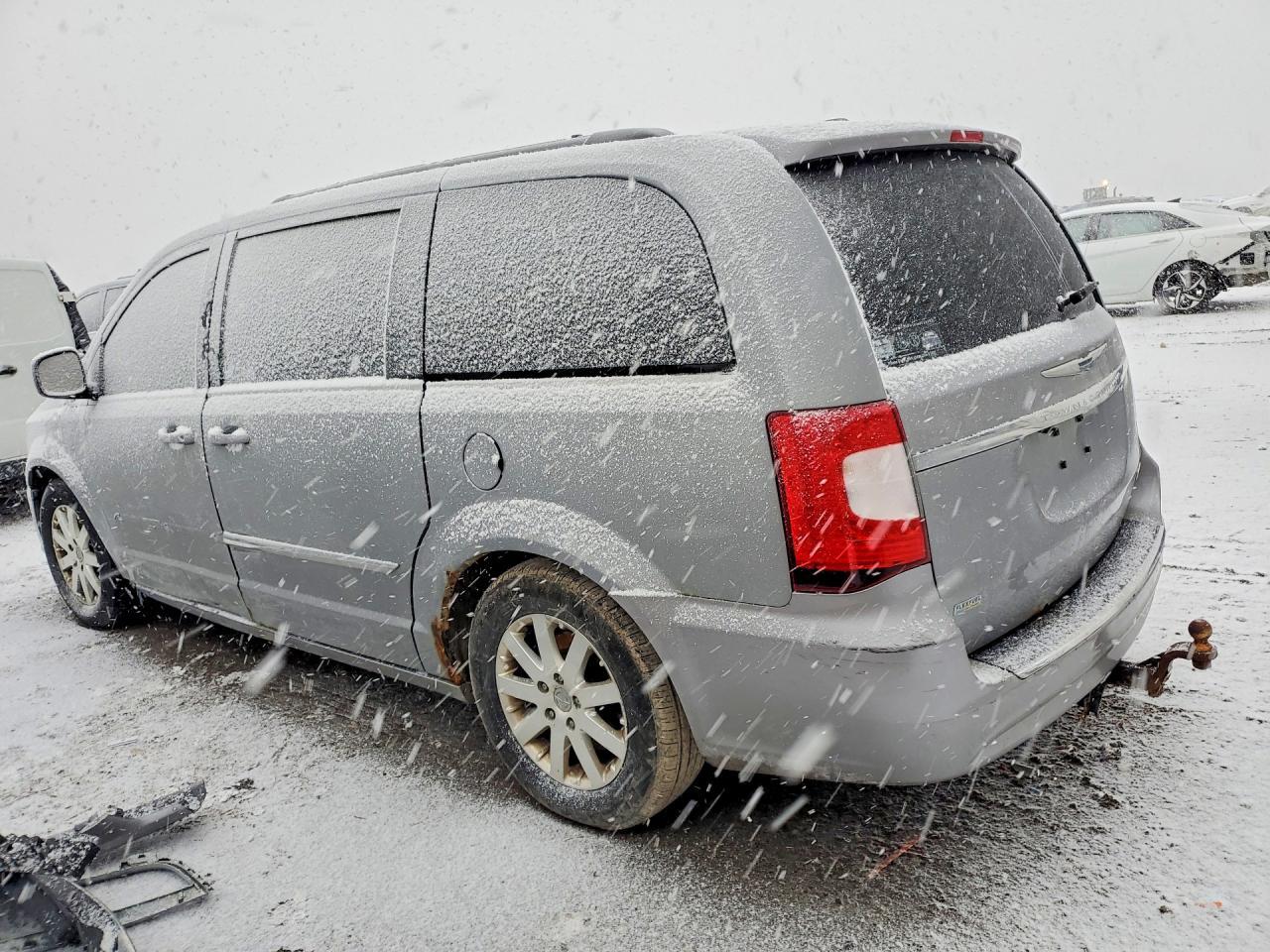 2015 Chrysler Town & Country Touring - Фото 2