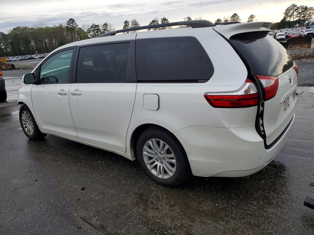 2016 Toyota Sienna Xle 8-Passenger - Фото 2