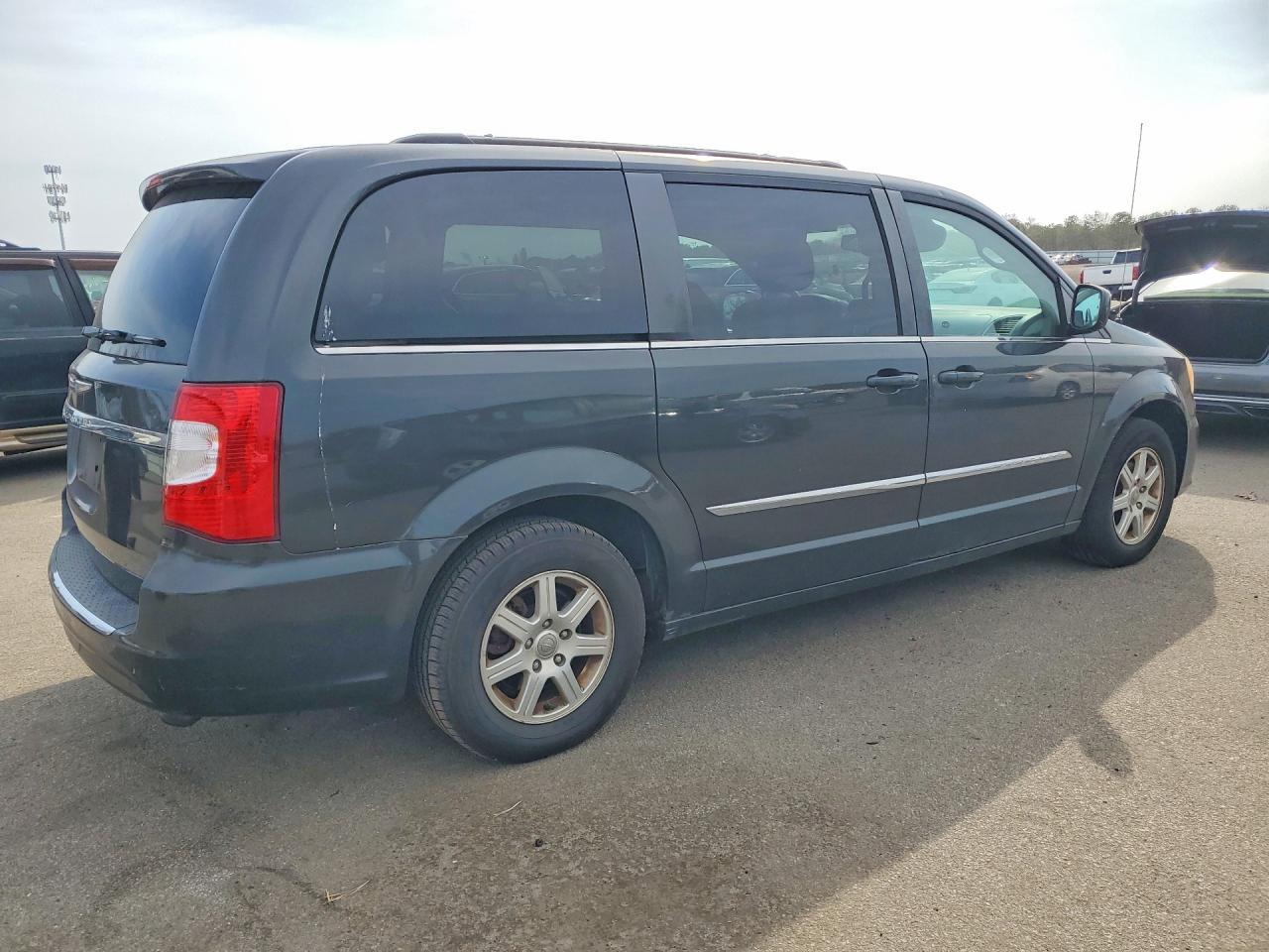 2012 Chrysler Town & Country Touring - Фото 3