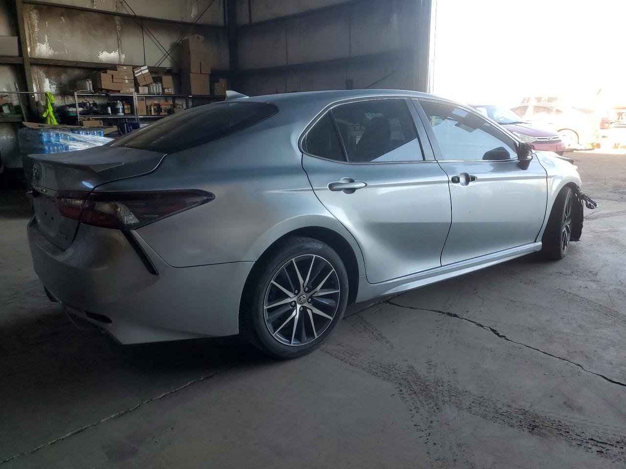 2022 Toyota Camry Se - Фото 3