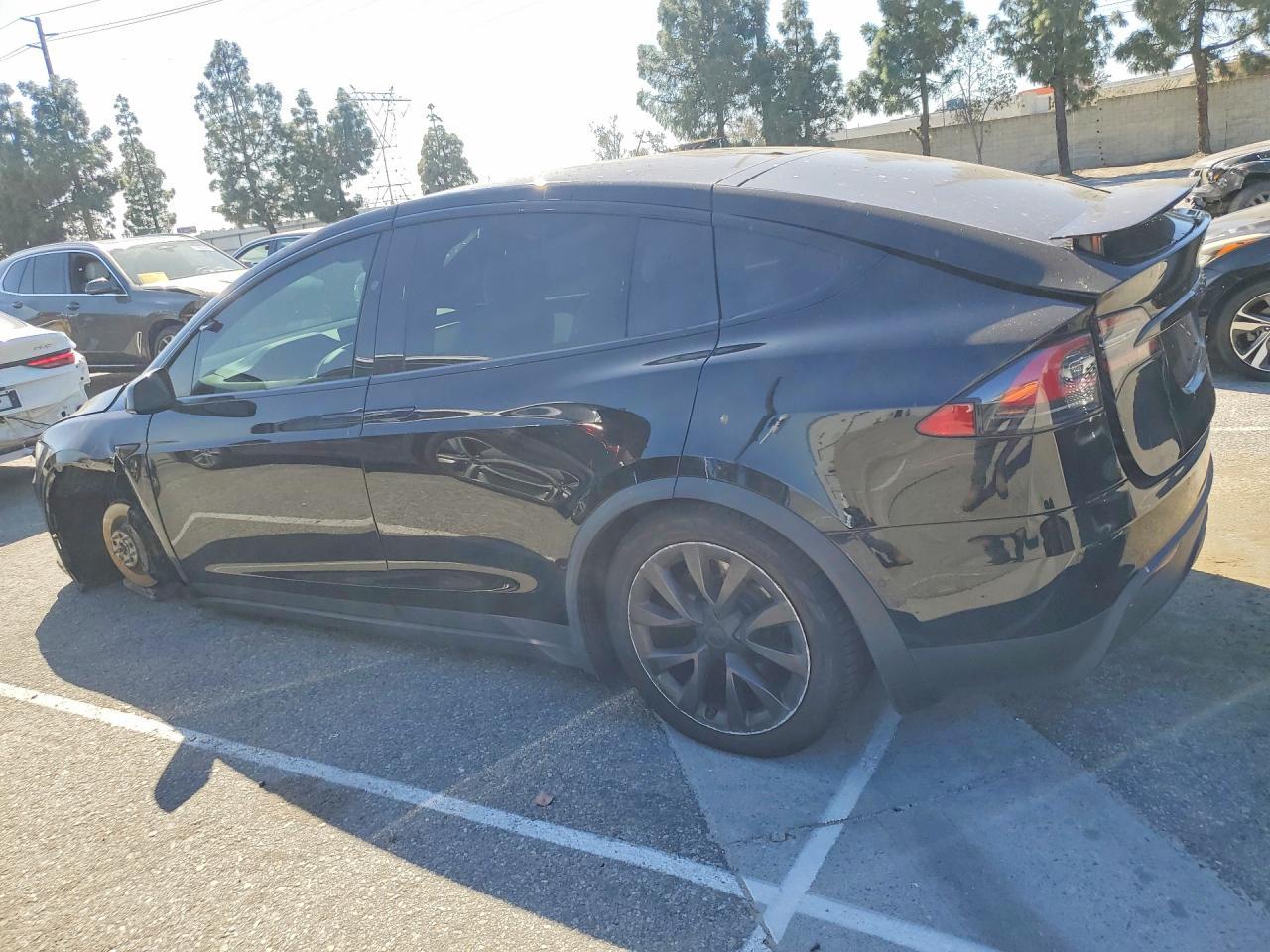 2022 Tesla Model X - Фото 2